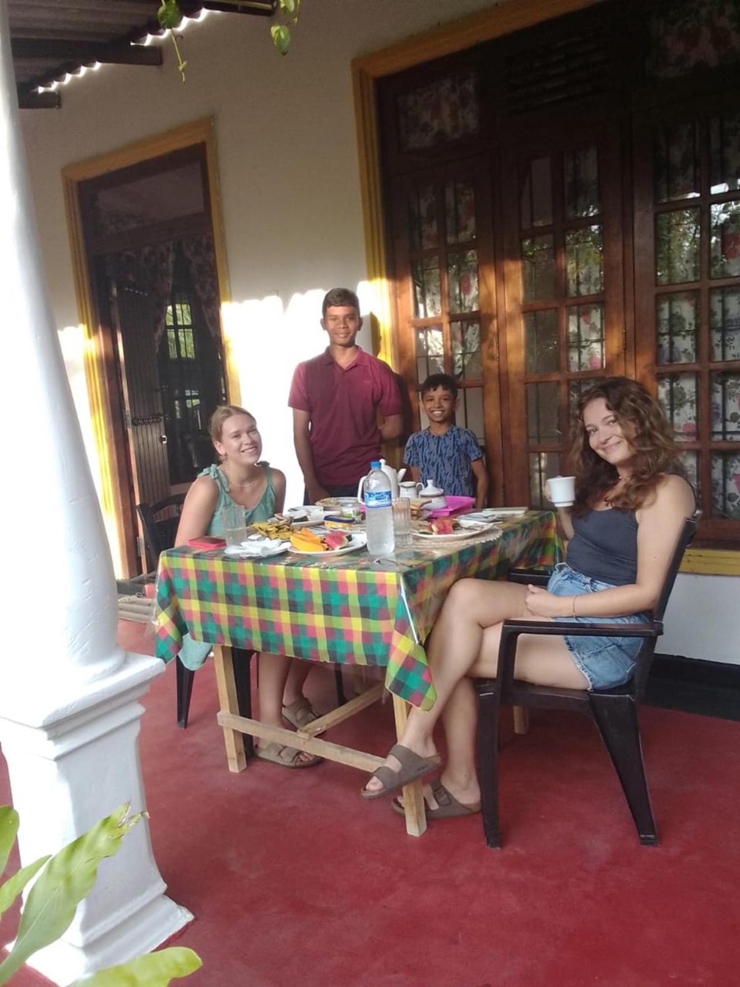 Sanu Home Stay Сігірія Екстер'єр фото